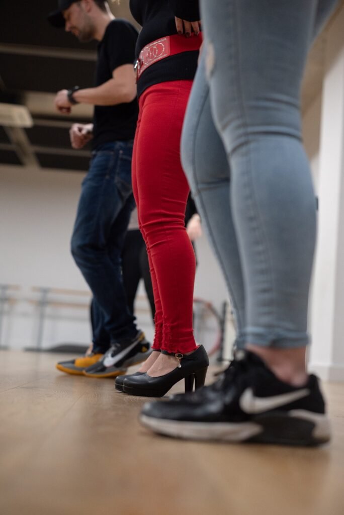 Groep studenten die bachata en salsa lessen volgen in Tilburg, begeleid door een ervaren instructeur